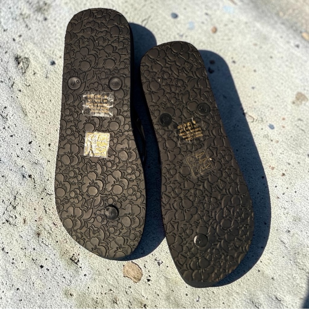 Roxy Black Floral Logo Women's Flip Sandals - Picture 5 of 5